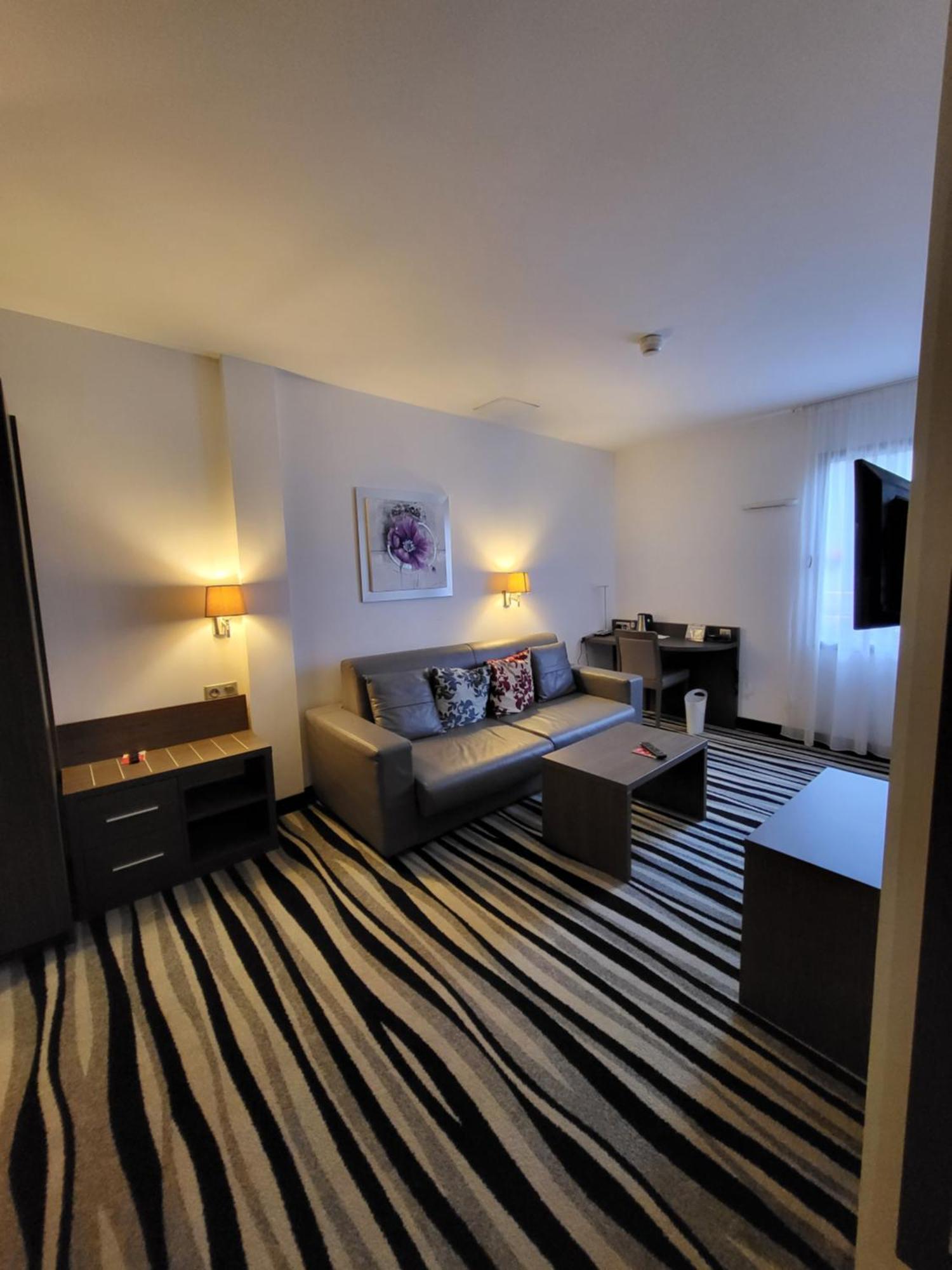 Kyriad Saint Quentin En Yvelines - Montigny Экстерьер фото