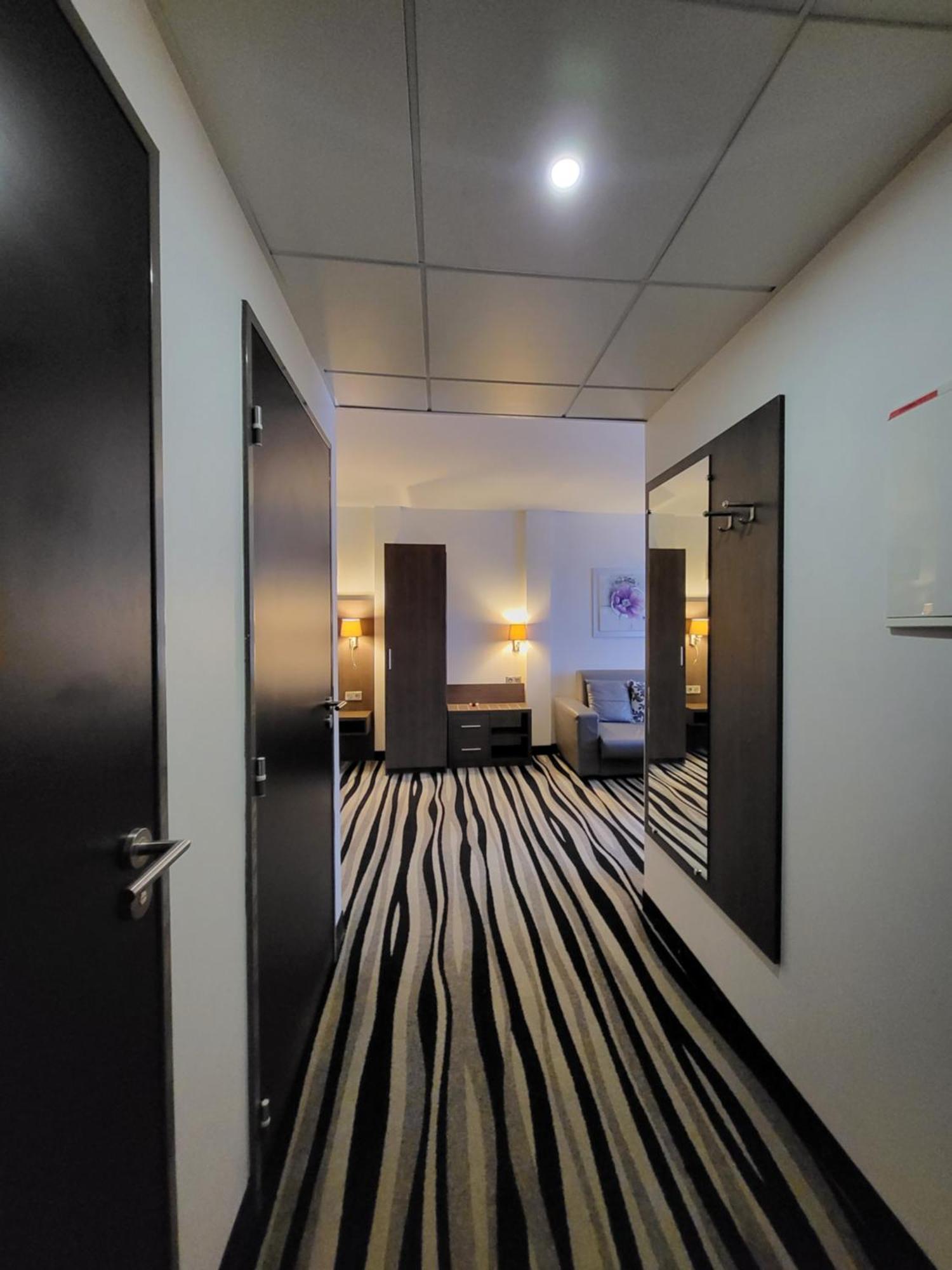 Kyriad Saint Quentin En Yvelines - Montigny Экстерьер фото