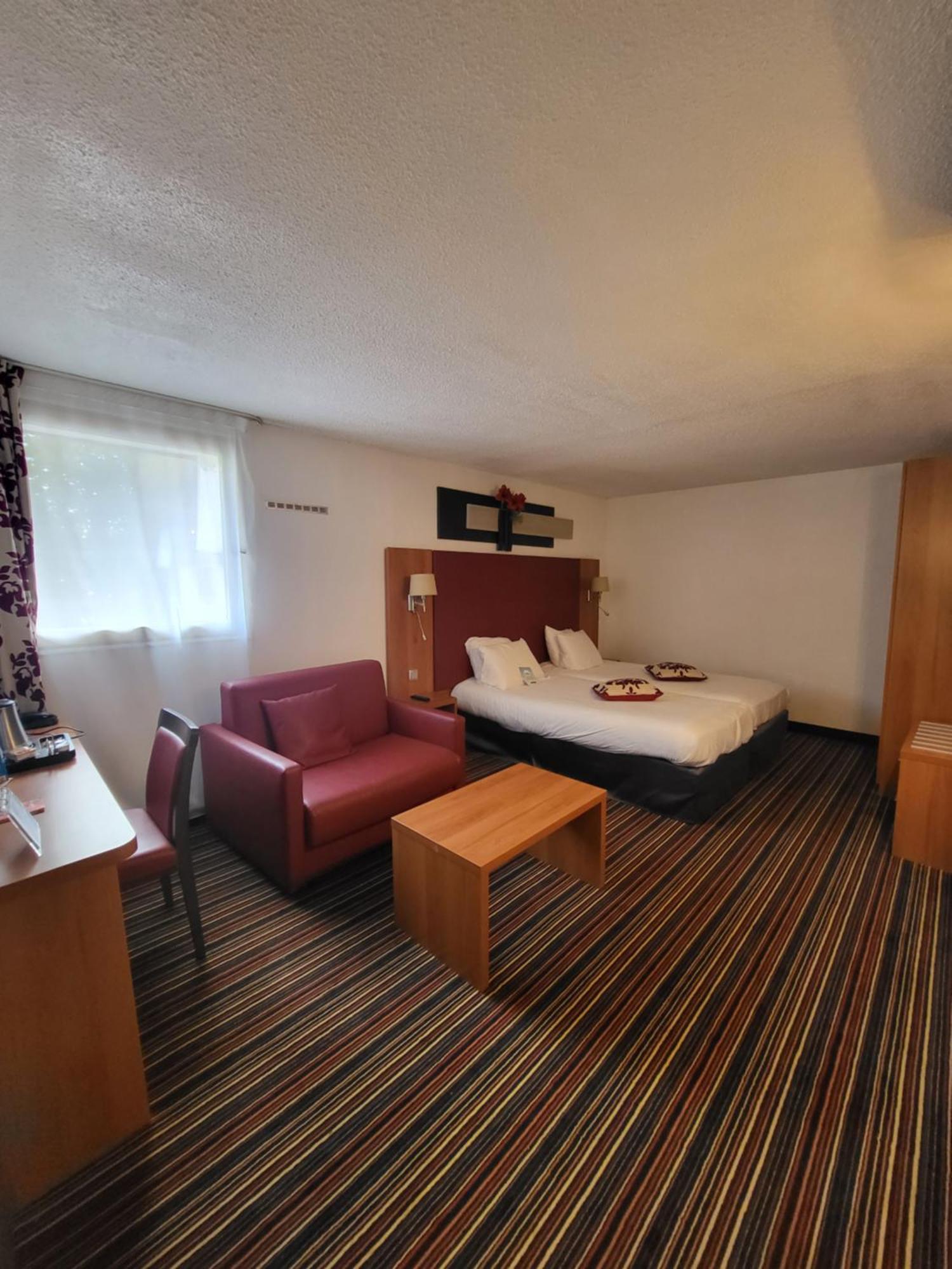 Kyriad Saint Quentin En Yvelines - Montigny Экстерьер фото