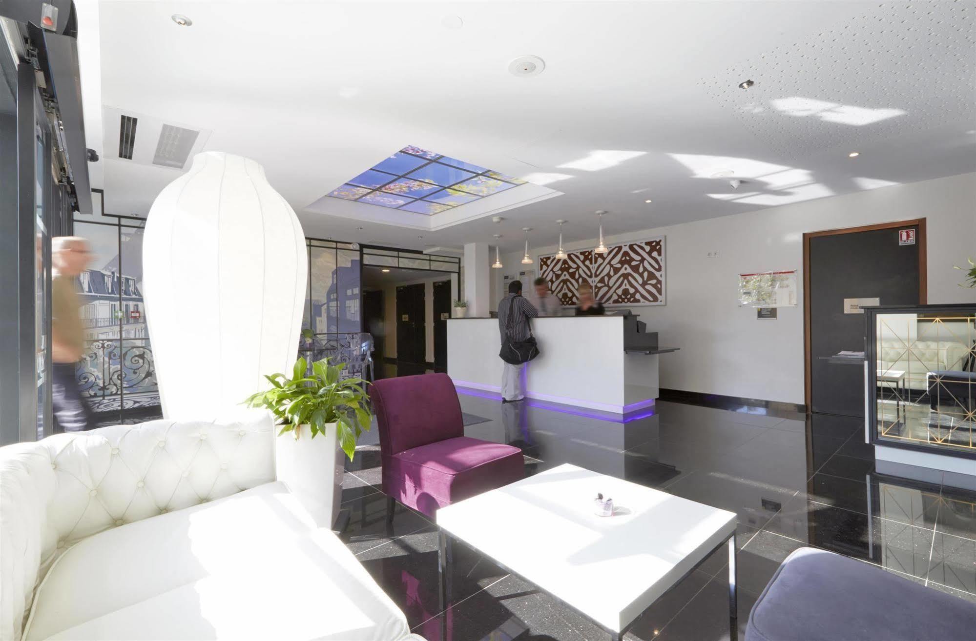 Kyriad Saint Quentin En Yvelines - Montigny Экстерьер фото