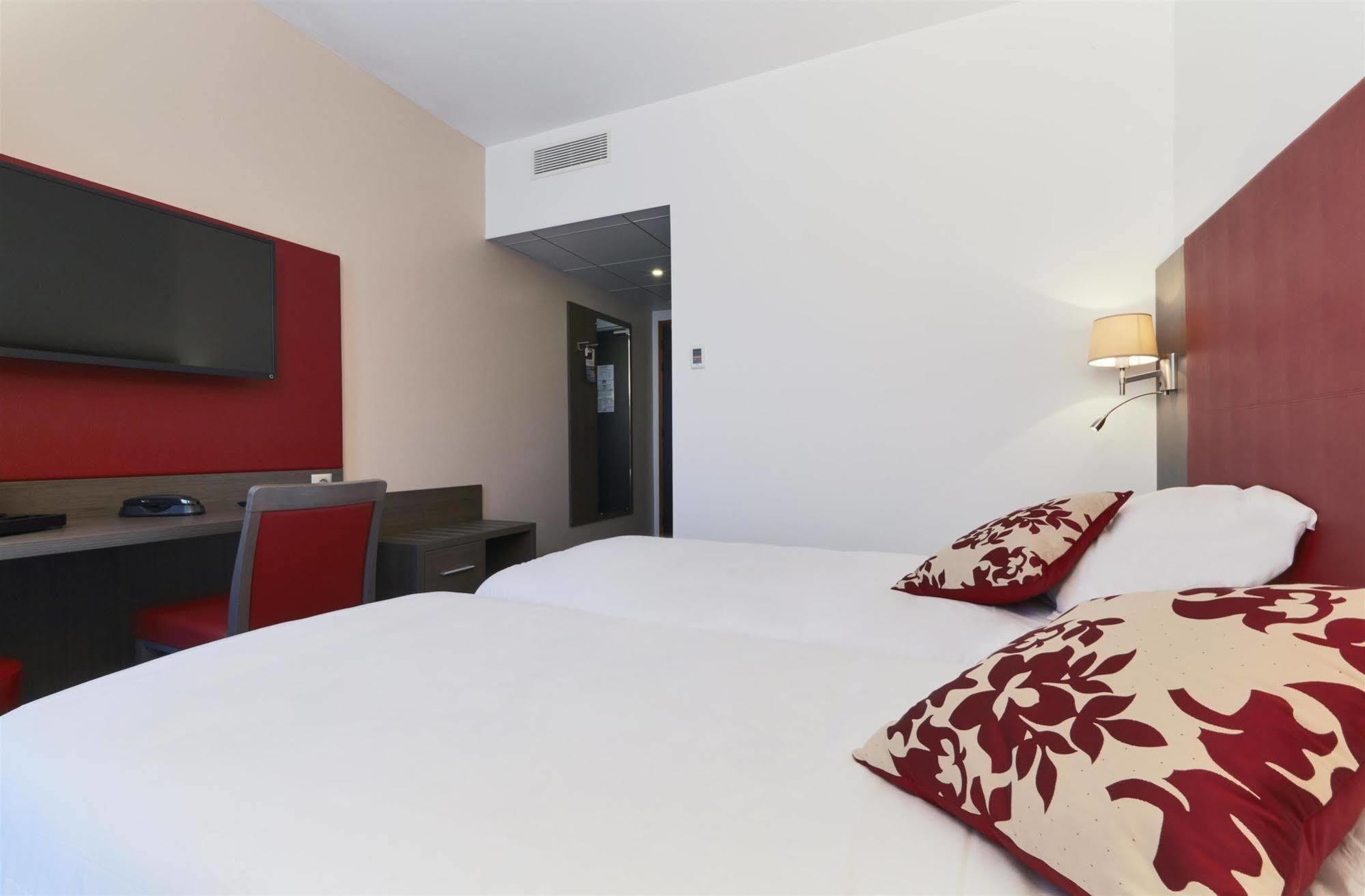 Kyriad Saint Quentin En Yvelines - Montigny Экстерьер фото