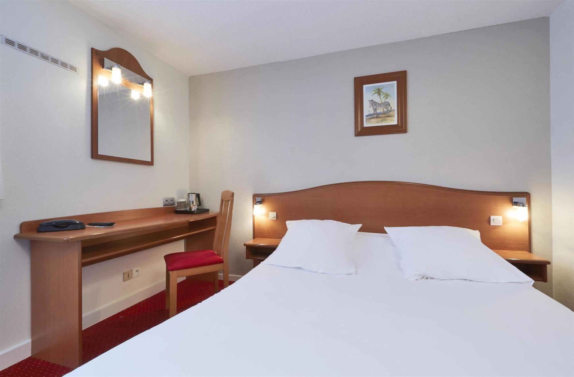 Kyriad Saint Quentin En Yvelines - Montigny Экстерьер фото