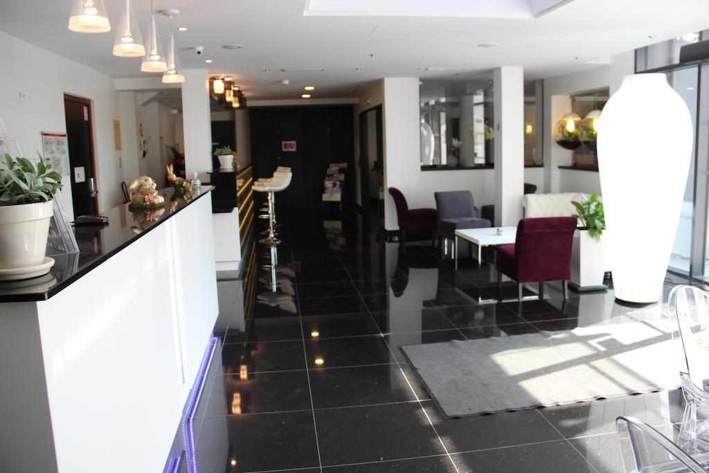Kyriad Saint Quentin En Yvelines - Montigny Экстерьер фото